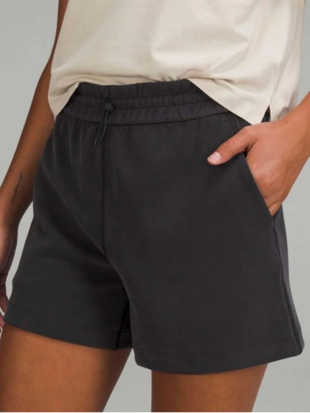 Lululemon $78 Softstream High-Rise Short 4" in Black Size 4
